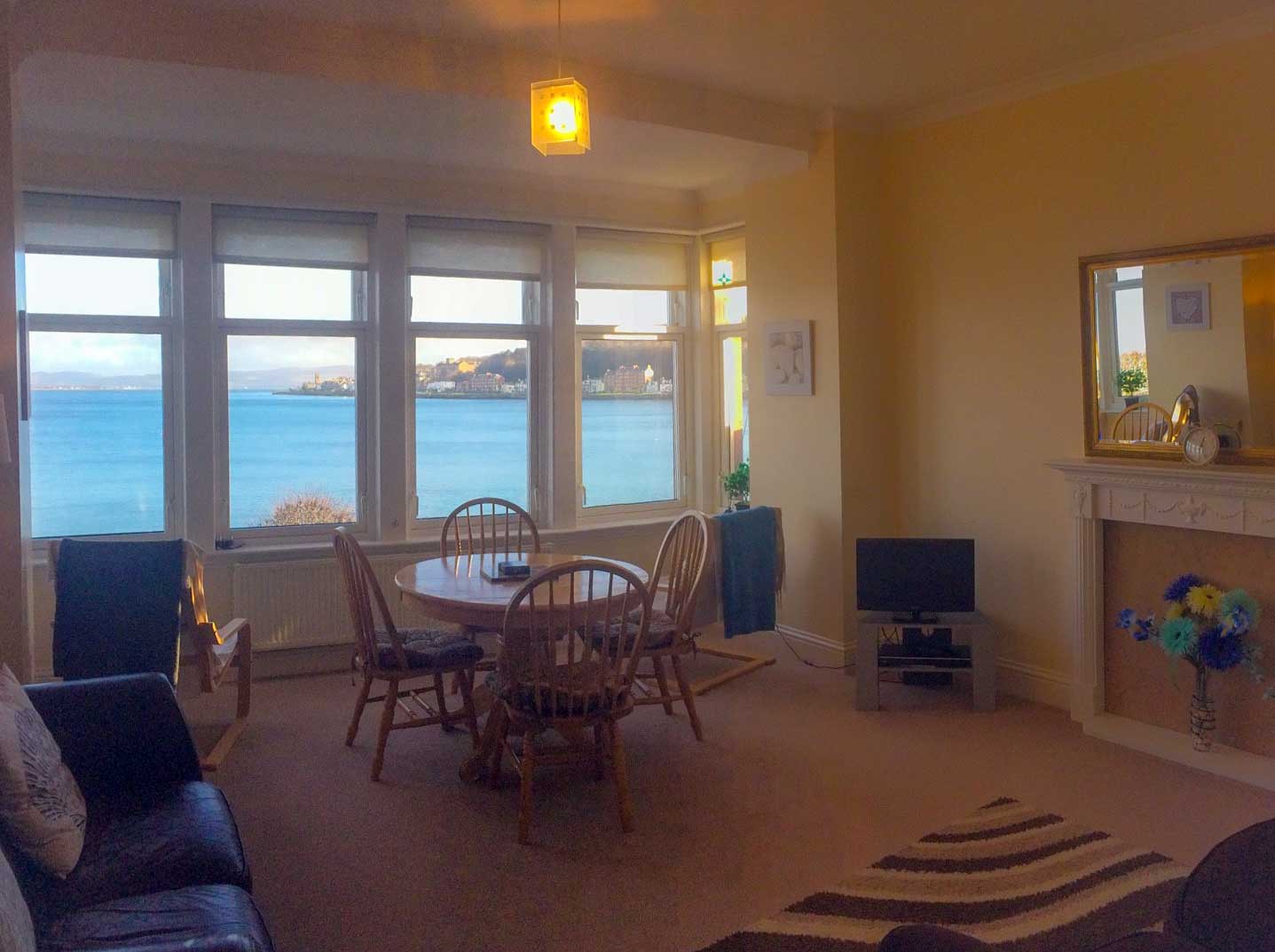 GMC-Lounge-from-door